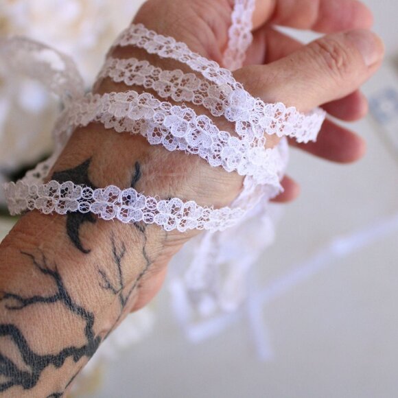 Vintage White Lace Trim, 7/16" wide 2 yards - Picture 2 of 10